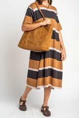 Vestido midi de tejido de punto con diseño de rayas horizontales en tonos marrón, negro y beige. Presenta cuello redondo, mangas cortas y un corte holgado y fluido.