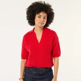 Sweater de punto rojo con cuello polo y escote en pico, de manga corta y diseño holgado.