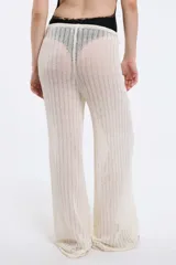 Pantalón de punto calado color marrón, de tiro alto, con cordón ajustable en la cintura y corte recto.