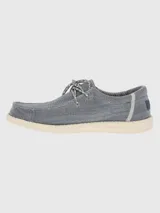 Zapato tipo alpargata de tejido textil gris con cordones decorativos y suela de EVA color crema. Diseño ligero y flexible con tecnología ZeroG.
