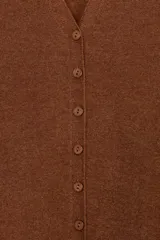 Chaqueta tipo cárdigan de lana, color beige, con escote en pico, manga larga y cierre frontal con botones.