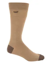 Calcetines de hombre color taupe, confeccionados en fibra de bambú, con puño acanalado, talón y puntera en color marrón oscuro. Presentan un pequeño logo de pato bordado en el lateral superior.