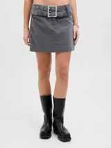 Minifalda gris de tiro medio, confeccionada en denim, con diseño de corte recto y presillas con cinturón ancho decorado con ojales metálicos y hebilla rectangular.