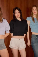 Sudadera crop de algodón con cuello redondo y mangas cortas abullonadas con puños ajustados.