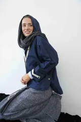 Campera azul marino con capucha y forro gris.