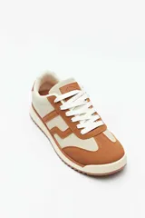 Championes deportivos Paddock Dragonette, color beige con detalles en marrón y cordones blancos.