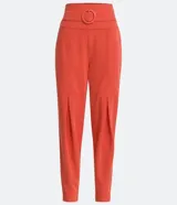 Pantalón jogger color naranja, con cintura elástica, hebilla y bolsillos laterales.