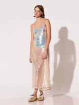 Top sin mangas confeccionado en tejido de lana con lentejuelas bordadas en el frente.