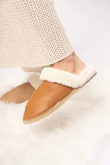 Pantuflas de cuero color beige con interior de lana natural color crema.