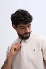 Remera polo verde militar con textura sutil, de manga corta, cuello camisero y cierre frontal de botones.