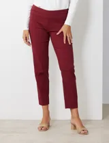 Pantalón negro de gabardina elastizada, marca Zac & Rachel. Corte recto, pretina ancha pespunteada, bolsillos simulados y largo al tobillo.