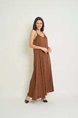 Vestido largo color gris plateado, de viscosa, con breteles finos y corte acampanado.