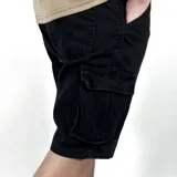 Bermuda de jean color negro con bolsillos cargo.