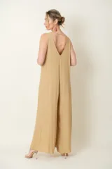 Aros colgantes con forma de caracola en tonos tostado y dorado.