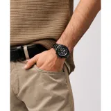 Reloj Fossil Autocross de estilo deportivo con caja y malla de acero inoxidable en color negro. Presenta una esfera negra con subesferas multifunción, indicador de día de la semana y doble horario, con movimiento de cuarzo y bisel con escala taquimétrica.