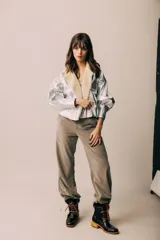 Bota de cuero negra con costuras a mano en color beige y suela de madera.