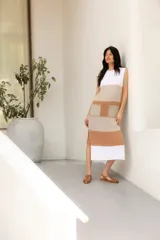 Vestido midi tejido en hilado de algodón con bloques de color blanco, beige y marrón. Presenta corte recto, cuello redondo y bolsillos de lino con pespuntes a la vista.