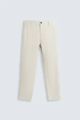 Pantalón chino de corte slim fit, confeccionado en tejido elástico. Presenta bolsillos frontales, bolsillos traseros de vivo con botón y cierre frontal con cremallera y botón.