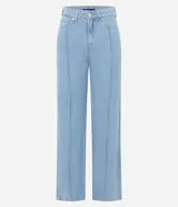 Pantalón recto de jean color azul oscuro, tiro alto, con costuras aparentes en contraste, trabillas en la cintura, cierre tradicional y bolsillos.