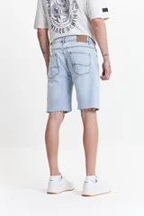 Bermuda de jean en fit relajado, color celeste claro con efecto lavado. Presenta diseño de cinco bolsillos, cierre frontal con botón y bragueta, y terminación de ruedo deshilachado.