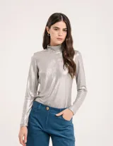 Polera plateada de cuello alto y manga larga, confeccionada en tejido elastizado con terminación metalizada.