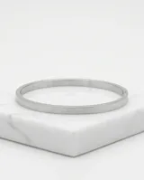 Esclava rígida de acero con acabado martillado y diseño minimalista.