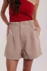 Short color beige con cintura elastizada, bolsillos laterales y ruedo con dobladillo.