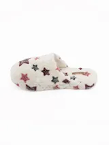 Pantuflas de peluche color crema con estampado de estrellas en tonos bordó y gris oscuro.
