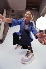 Zapatillas deportivas de mujer con suela gruesa y cordones.