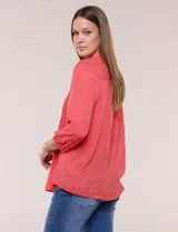 Blusa celeste de silueta suelta y textura liviana, con escote en V, cuello mao y cierre frontal de botones. Cuenta con alforzas verticales en el pecho y mangas tres cuartos con puños elastizados y detalle de galón calado.