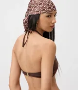 Top de bikini bandeau marrón con tirantes cruzados al cuello y diseño fruncido con detalles bordados en contratono.