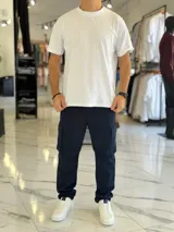 Pantalón cargo de gabardina color azul marino, de corte recto y múltiples bolsillos laterales.