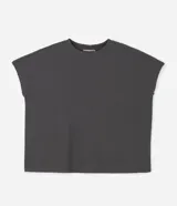 Blusa tipo muscle tee de corte holgado, confeccionada en tejido rib acanalado, con escote redondo y diseño sin mangas.