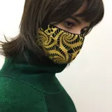 Sweater verde de lana merino afieltrada, de cuello alto y mangas largas.