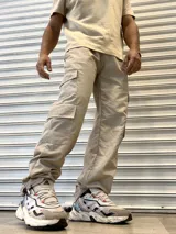 Pantalón cargo beige de corte recto con puños ajustables y doble bolsillo cargo.