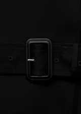 Abrigo tipo trench color negro, de diseño recto y cruzado con cierre de botones. Cuenta con cuello de solapa, mangas largas con trabillas en los puños, cinturón ajustable y dos bolsillos laterales.