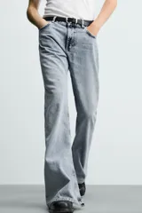 Jeans flare fit de tiro medio, confeccionados en denim de algodón color azul con efecto deslavado. Diseño ajustado en la parte superior y abierto en campana desde la rodilla, con cinco bolsillos y cierre frontal con cremallera y botón.