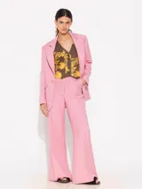 Pantalón negro de corte oxford, estilo sastrero con cintura oculta, bolsillos laterales y bolsillo ojal en la espalda.