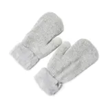 Guantes tipo mitón de tejido de punto jaspeado en color gris, con puños de piel sintética suave.