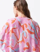 Kimono tejido con estampado abstracto en tonos naranja, rosa y blanco, con mangas amplias estilo japonés y terminación con borlas.
