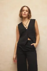 Pantalón negro de vestir, de corte recto y tiro alto, con pinzas y bolsillos laterales.