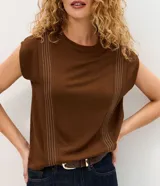 Blusa de manga corta con diseño recto y cuello redondo. Presenta detalles de pespuntes verticales en contraste en el frente y un acabado sin sisa.