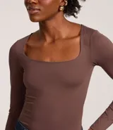 Body marrón de microfibra con escote cuadrado y mangas largas.