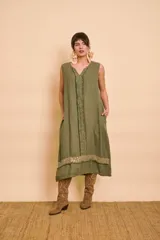 Vestido midi sin mangas de color azul, con escote en V y detalles de flecos y lentejuelas brillantes en el frente y el borde inferior.