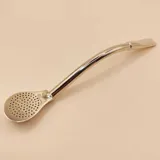 Bombilla de metal plateado con filtro en forma de cuchara perforada.