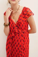Vestido midi rojo con estampado geométrico, escote en V y mangas cortas con volados.