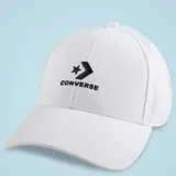 Gorra tipo baseball Converse color blanco con logo de la marca bordado en negro en la parte frontal.