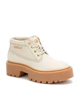Bota tipo chukka de la marca Caterpillar, color beige con plataforma dentada en tono marrón claro. Presenta cordones al tono, ojales metálicos dorados y el logo de la marca grabado en el lateral y la lengüeta.