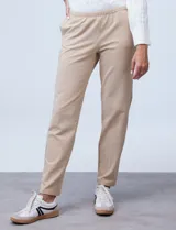 Pantalón jogger color beige de algodón con pretina elastizada.