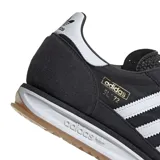 Championes Adidas SL 72 RS, color negro con las tres tiras blancas y detalles en azul.